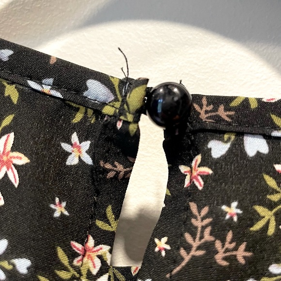 Floral print ruffle trim short sleeve black top - Picture 5 of 6